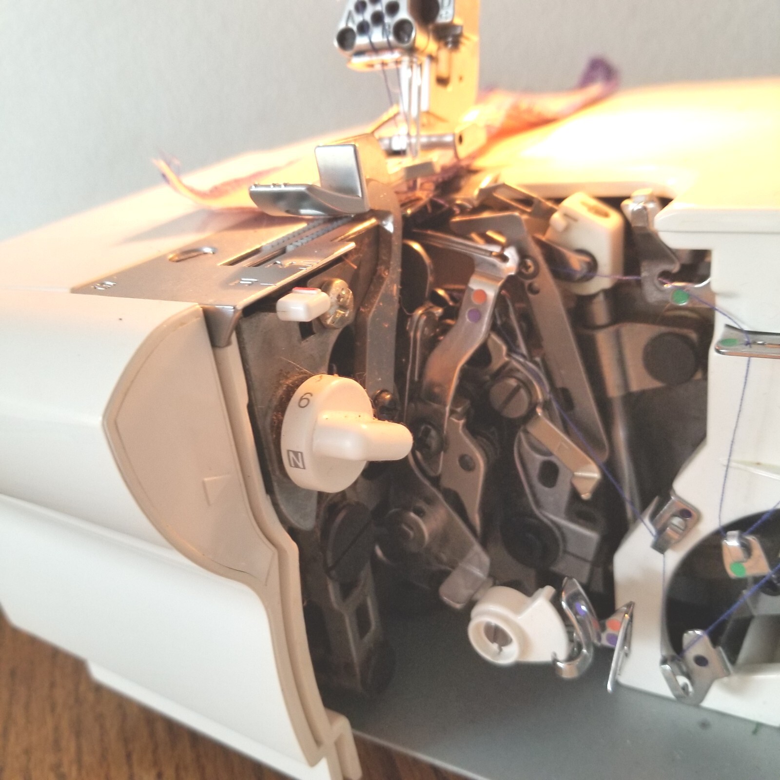 Husqvarna Viking Huskylock 936 Serger Sewing Machine Turns On For