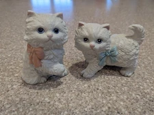 Vintage HOMECO Kittens 1428 Set Of 2 White Cats Ribbons