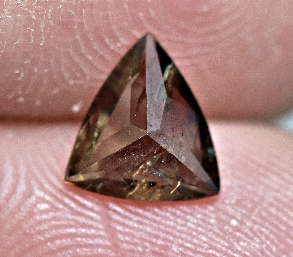 Axinita de corte de trillón natural de 0,85 quilates de Skardu, Pakistán Foto 3 de 4