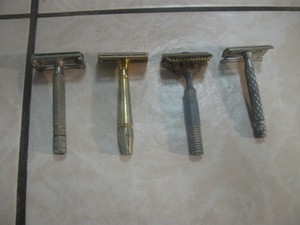 (4) EARLY VINTAGE GOLD AND CHROME COLOR METAL LOT OF SAFETY RAZORS BRAND ?