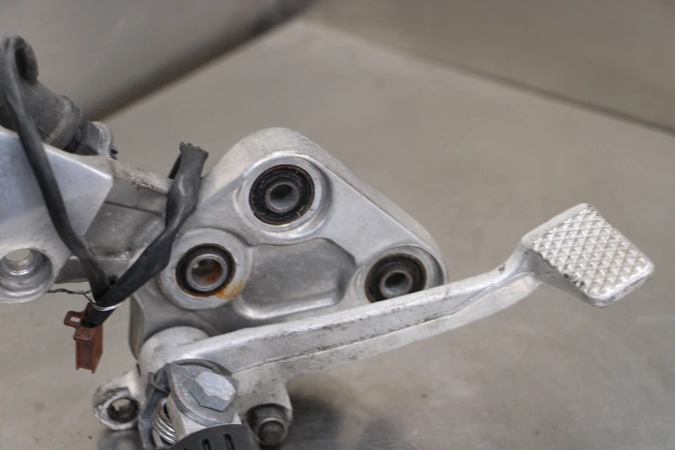 01-05 YAMAHA FZ1 RIGHT REARSET REAR SET DRIVER FOOT PEG REST STOP Foto 3 de 4