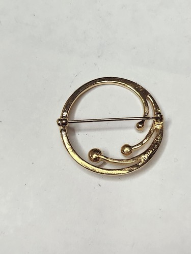 Vintage Monet Brooch Classic Gold Tone Open Circle Wave Swirl Faux Pearls Signed - Picture 4 of 6