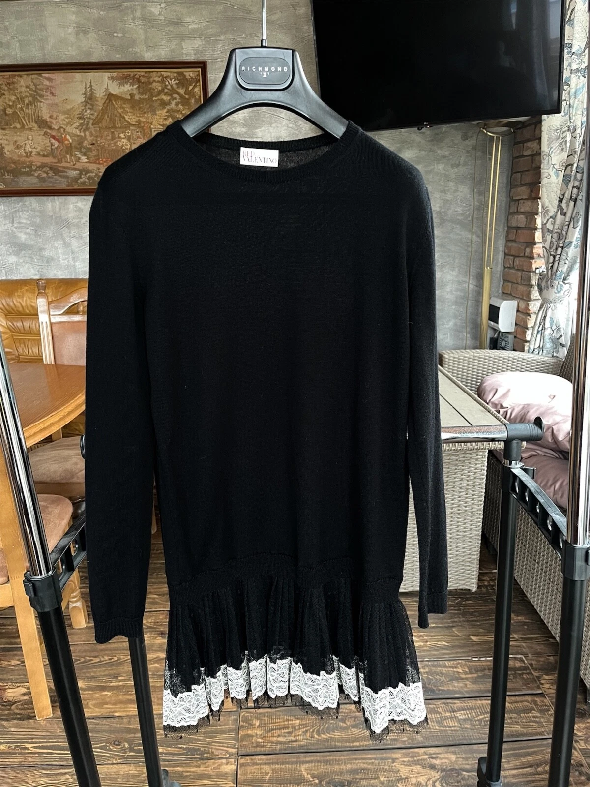 Abito rosso Valentino nero in lana con orlo in pizzo plissettato elegante manica lunga