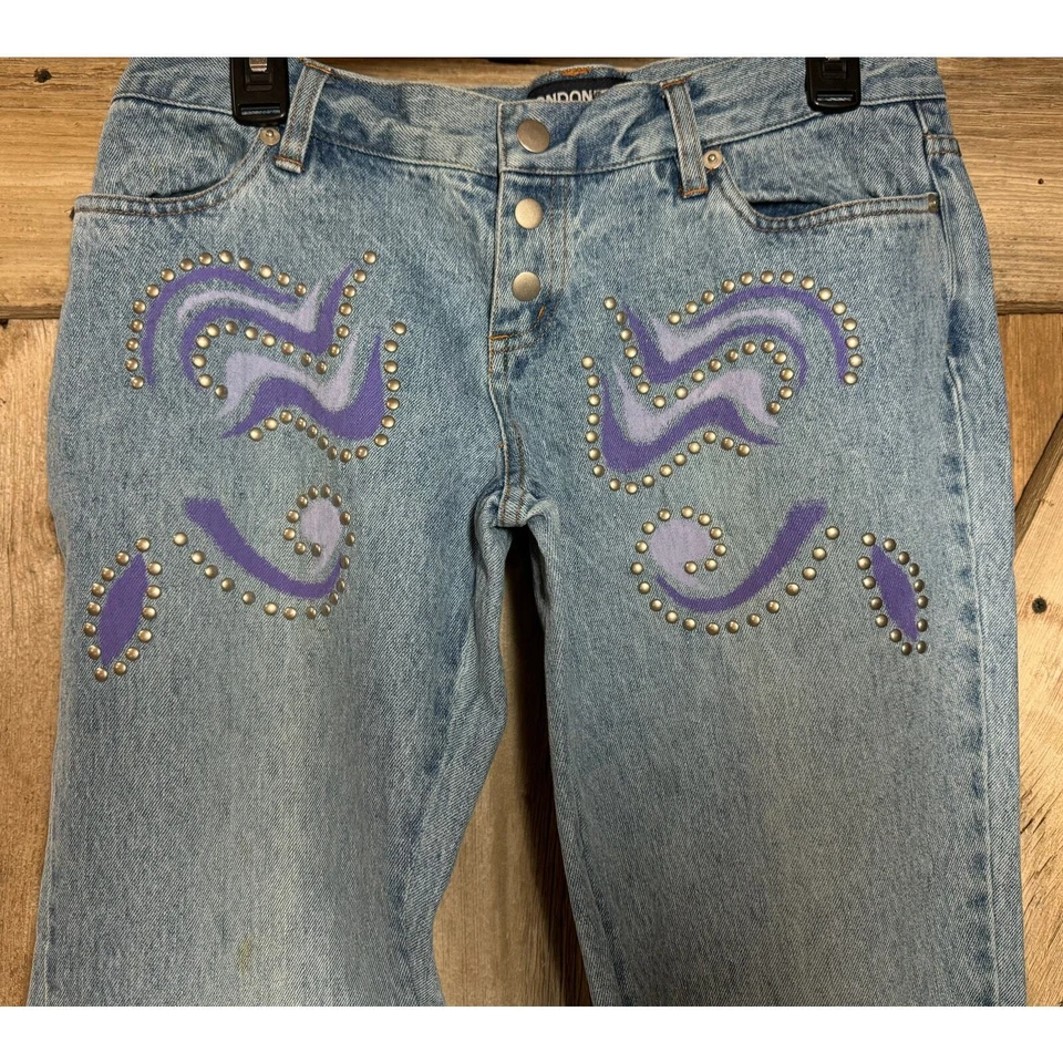 Pantalones de mezclilla de colección años 90 Londres para mujer talla 8 Snap Fly Y2K tachonados pintados sin bolsillos traseros Foto 2 de 4