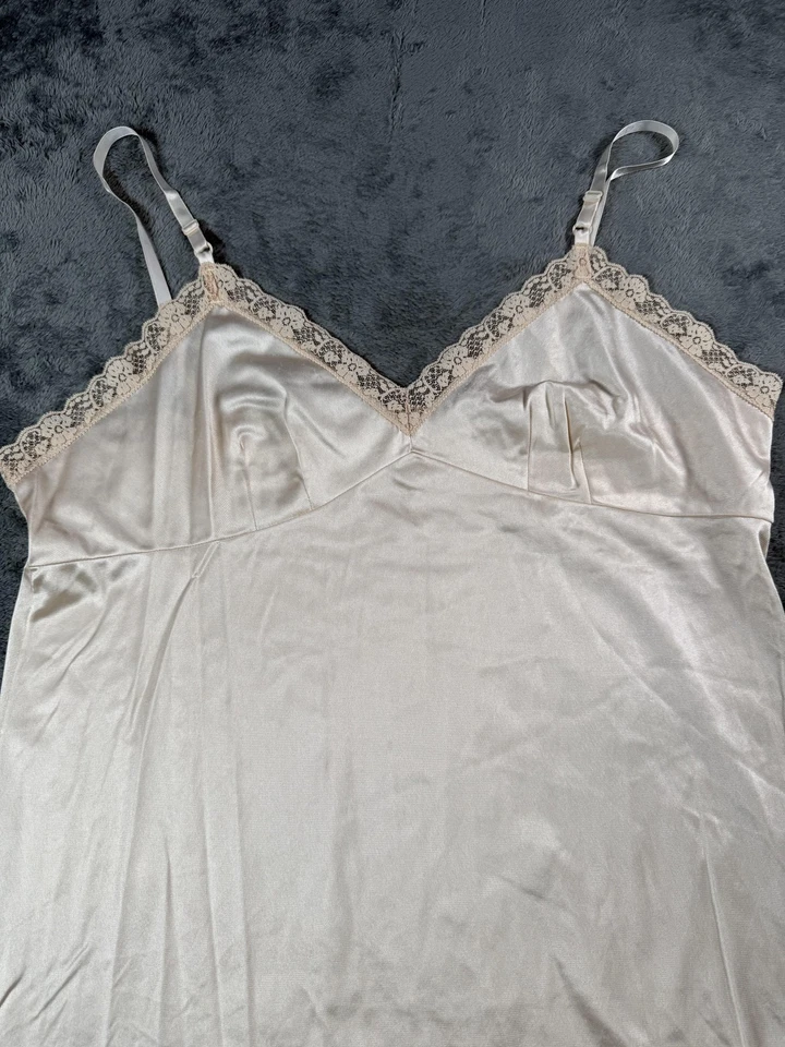 Vintage Leggs Slip Feminino 42 Marfim Nylon Acabamento em Renda Alças Ajustáveis Feito nos EUA - Imagem 2 de 4