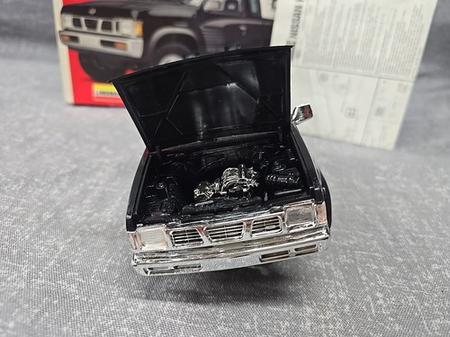 Model Kit Vintage Lindberg Nissan KING CAB 4X4 SE-V6 - 1/20 Scale - Picture 8 of 13