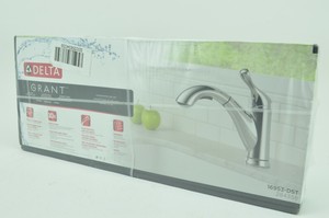 Delta Grant Single Handle Pull Out Sprayer Kitchen Faucet In