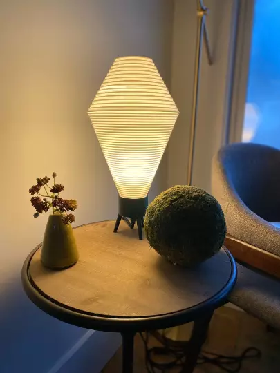 Bee 2024 lamp base