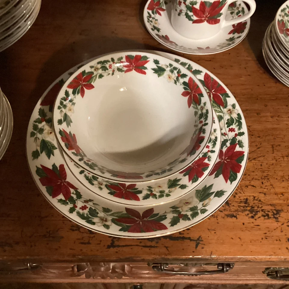 SERVICIO DE VAJILLA NAVIDEÑA VINTAGE GIBSON POINSETTIA PARA 8 Foto 2 de 4