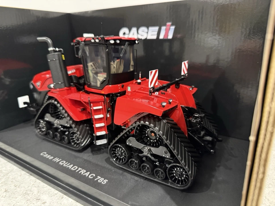 Universal Hobbies - Case IH Quadtrac 785 - Red - UH6821 - 1:32 Scale - Mint/New - Image 3 of 4