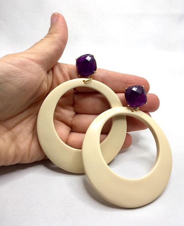 Pendientes Flamenquitas de aro en resina de color nude y base de jade morado