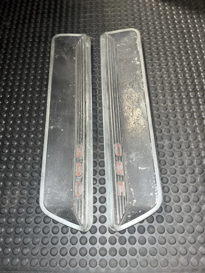 Ford Fairlane 390 1966 inserciones de capó Foto 2 de 4