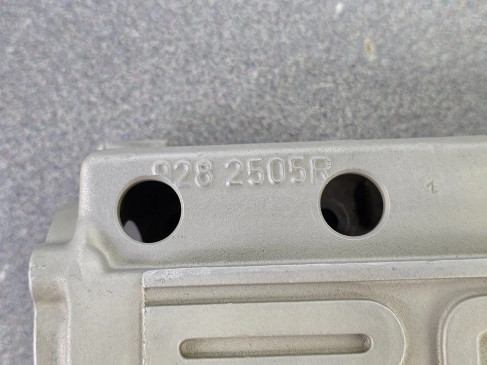 VERY NICE USED ORIGINAL GENUINE PORSCHE 928 CAMSHAFT CARRIER TOWER 1981-84 NLA — 第 3/4 张图片