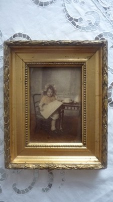 Seltenes Foto Mädchen liest Zeitung Crystoleum unter Glas gemalt Ende 19. Jh.