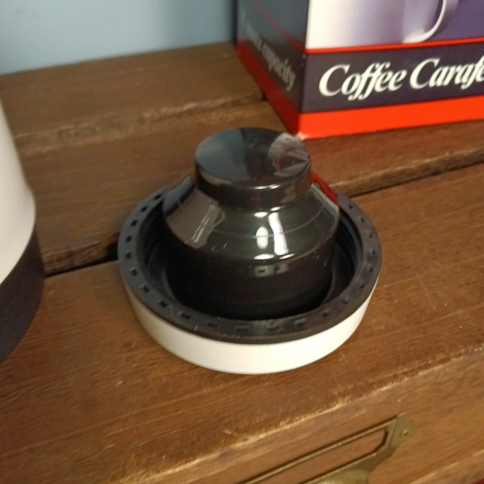 Jarra de café marca Thermos, 35 oz. Capacidad, aislado Foto 4 de 4