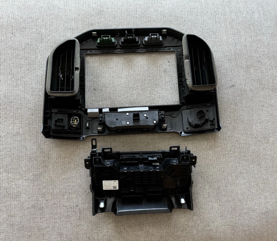 2022 Ford F250-F350 OEM Sync 4 12 In screen With Climate Control An Lower Trim - Image 4 of 4