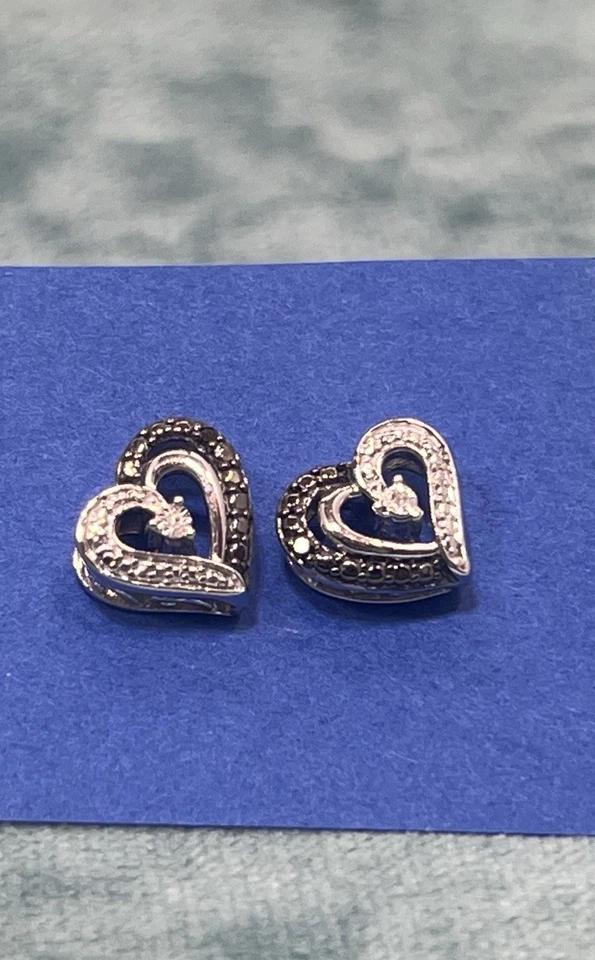 Aretes con corazón de diamantes Kay Jewelers de plata de ley rollo abierto negro blanco Foto 3 de 4