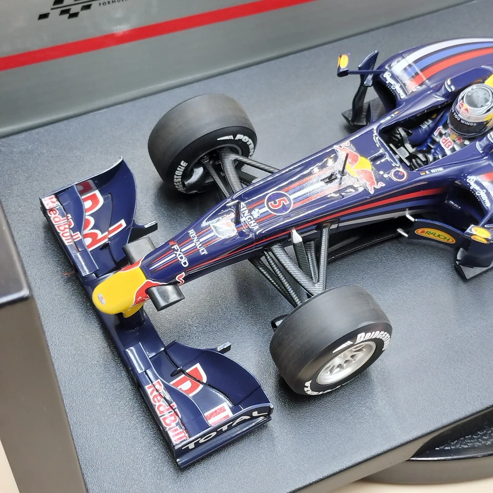 MINICHAMPS 1/18 Re Bull Racing Sebastian Vettel 2010 Show car RB6 150100075 - Image 3 of 4