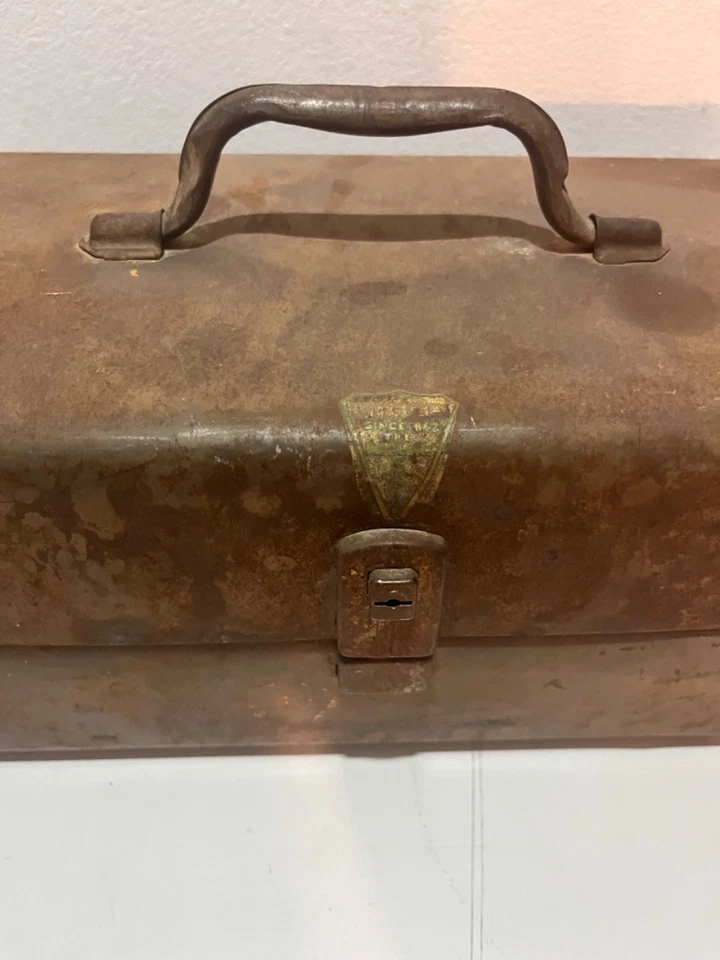 Caja de aparejos de pesca con armario de tapa vintage cargada con aparejos vintage (años 40) Foto 2 de 4