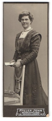 Fotografie Atelier John, Neuhaldensleben, Hohenzollernstr. 26, Bürgerliche Dame 