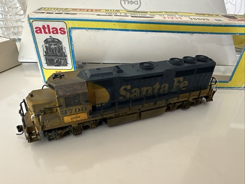 HO LOKOMOTIVE SANTA FE #3700 ATLAS 7031 GP40 DIESEL, VERWITTERT, DCC | Zustand: Used