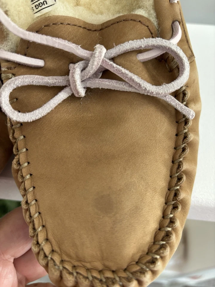 Zapatillas UUG piel de oveja con corbatas de cuero talla 8 Foto 4 de 4