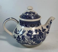 Vintage Churchill Blue Willow English Teapot 9 in.