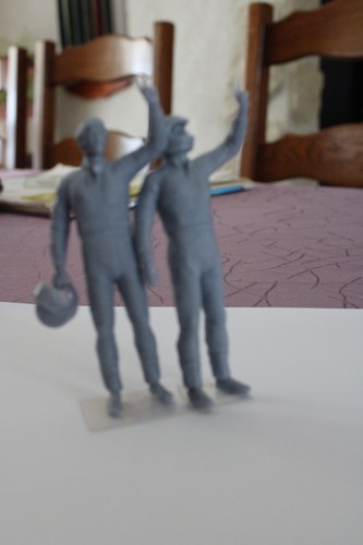2 FIGURINES 1/20 MARIO ANDRETTI résine hauteur 9 cm