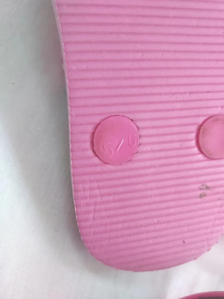 Chanclas rosa hello kitty para niñas pequeñas correa al tobillo turquesa 5/6 y gafas de sol Foto 3 de 3