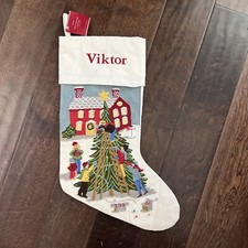 Nuevo con etiquetas Medias de Navidad Mono Viktor Pottery Barn Crewel Village Tree Recortar