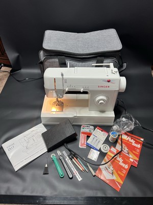 Singer Zig-Zag Sewing Machine Model 2517C With Pedal
