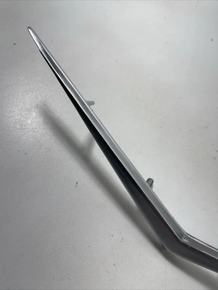 62 Cadillac 1961 maletero Vee emblema u4 Foto 2 de 4