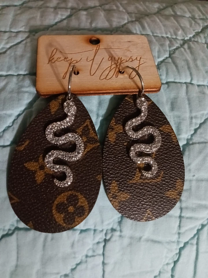 Pendientes colgantes Keep It Gypsy Hair On Hyde de cuero en tono dorado Foto 3 de 4