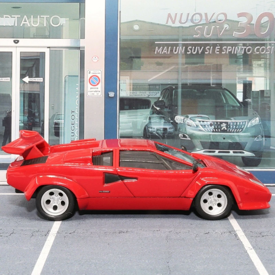 Coche de juguete modelo diecast DeAgostini Lamborghini Countach LP500 (rojo) | escala 1:43 Foto 3 de 4
