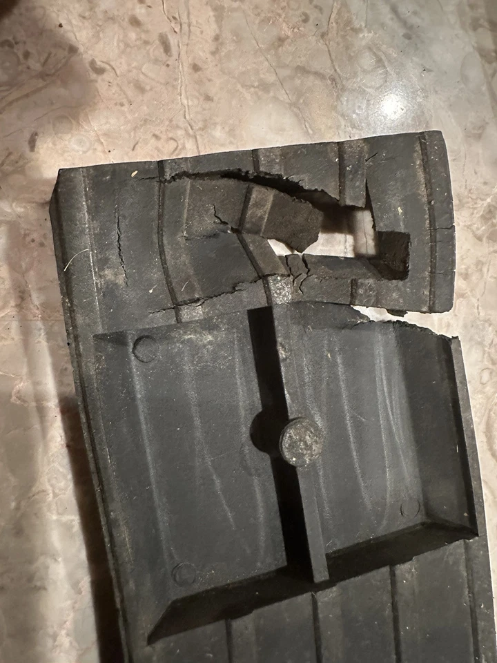 2 Pieces American Flyer, S Gauge Narrow 727 Curved Rubber Roadbed  - Image 4 of 4