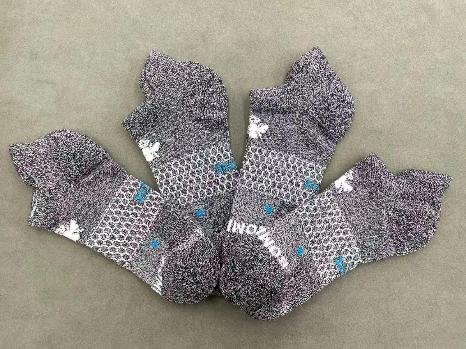 4 Pairs Bombas Men's All-Purpose Performance Ankle Socks Size Large 9-13 Grey
Opens in a new window 