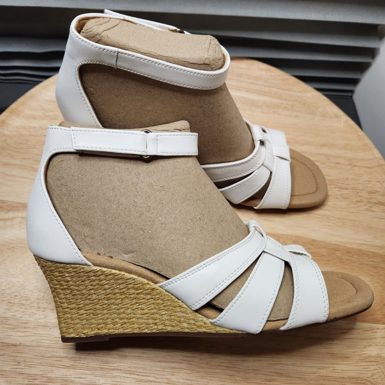 Clarks Kyarra Joy Wedge Sandals – Women’s Size 10 – White – New with Box