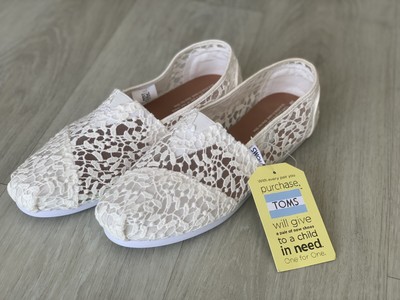 toms white lace leaves