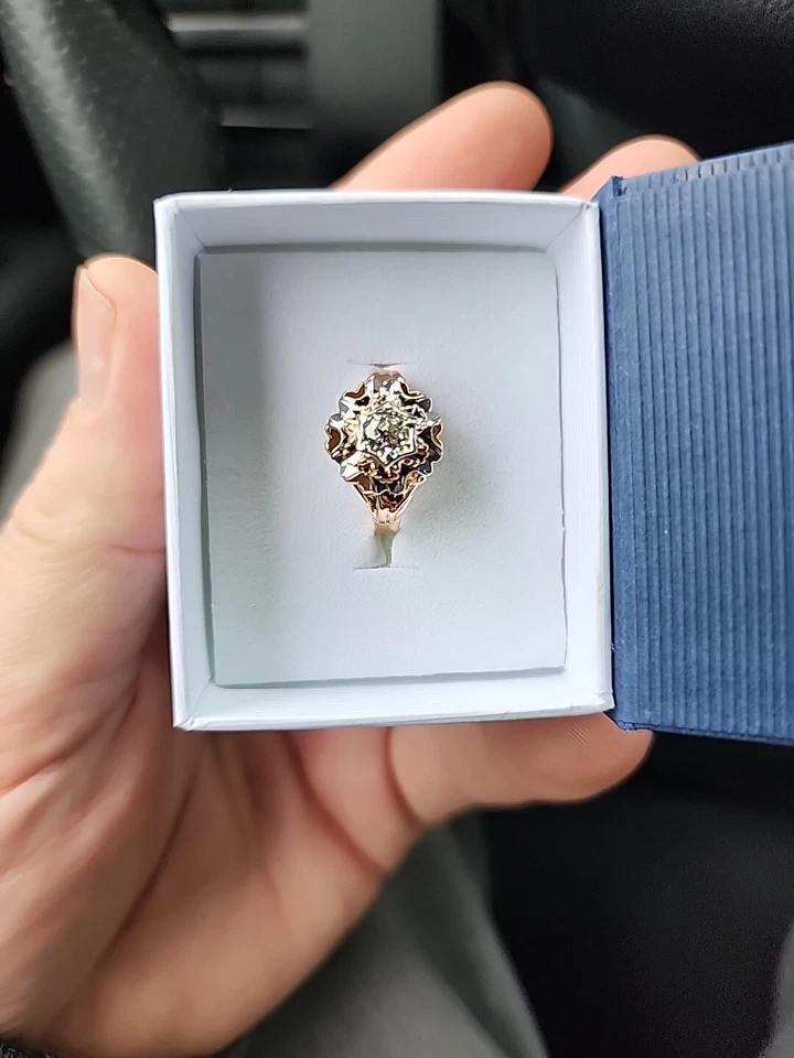 Gorgeous 1930s 18kt Gold Womens .5ct Diamomd Solitare With Floral Design - Image 3 of 4