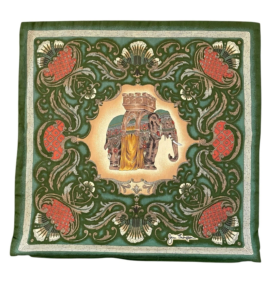 Funda de almohada de seda Jim Thompson estampado elefante verde. Cremallera trasera. 15x15”. Firmado Foto 2 de 3