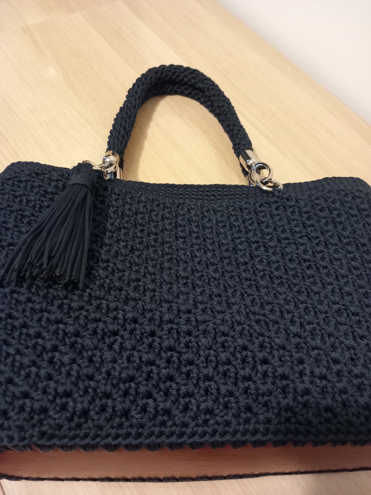Borsa a mano donna nera a uncinetto foderata, manico superiore e nappa