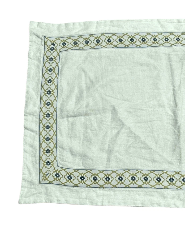 Almohada King con detalles de Pascua blanca con flor azul bordada 38x25" manchada Foto 2 de 4