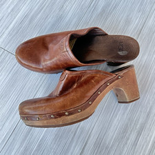 UGG Womens Brown Leather Mule Round Toe Slip On Studded Logo US 9