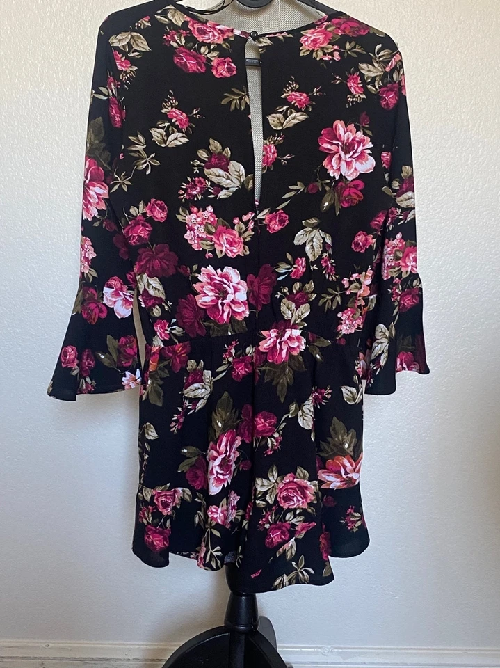 Ambiance Apparel Women’s Size M, Floral bell sleeve V neck open back Romper - Image 3 of 4