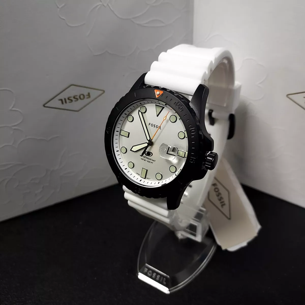 Three hand clearance watch