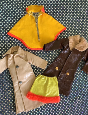Konvolut Vintage Vinyl Kleidung Barbie, Tressy und andere Puppen