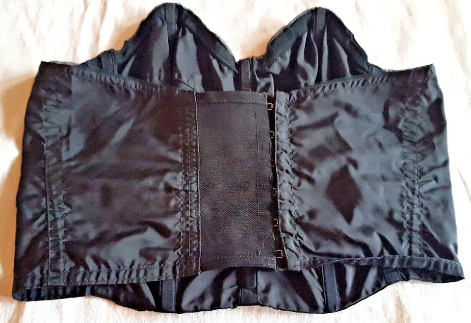 Bustier début des années 50 en nylon noir de la marque   "AMOUR EN CAGE PARIS" - Photo 4/4