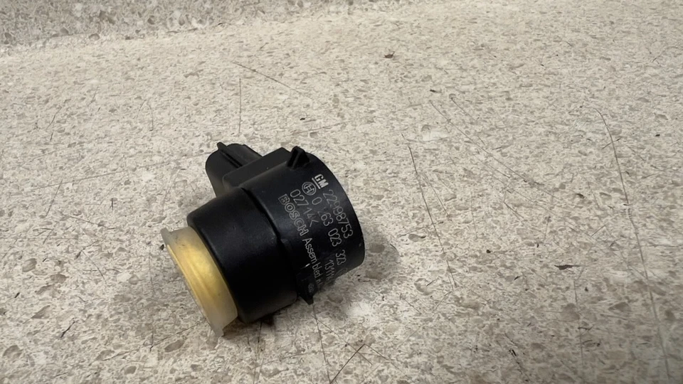 Sensor de estacionamiento de parachoques trasero amarillo OEM GM 22998753 12 15 Chevrolet Camaro ZL1 Foto 2 de 4