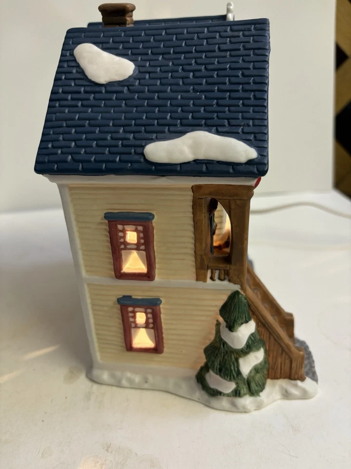 Casa de Navidad iluminada de porcelana cuadrada de San Nicolás hiedra y acebo Foto 2 de 4