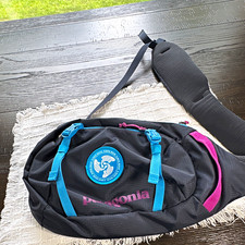 Borsa a tracolla Patagonia Atom nera blu viola rosa zip tasche toppa